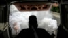 Un trabajador fumiga un vecindario contra el mosquito que propaga el dengue, en Caracas, Venezuela, el 12 de diciembre de 2023. [Foto: AP]