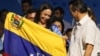 María Corina Machado, inminente ganadora de la primaria presidencial opositora, sostiene una bandera de Venezuela en su comando de campaña, amaneciendo este lunes 23 de octubre de 2023.