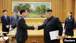 El líder norcoreano Kim Jong-un sauda al enviado surcoreano Chung Eui-yong en Pyongyang el 6 de marzo de 2018.