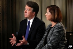 Brett Kavanaugh, con su esposa Ashley Estes Kavanaugh, responde preguntas durante una entrevista de FOX News, el lunes 24 de septiembre de 2018, en Washington, sobre acusaciones de mala conducta sexual contra el candidato a la Corte Suprema. (AP Photo / Jacquelyn Martin)