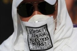 Un manifestante con una máscara contra la propagación del nuevo coronavirus que tiene un mensaje que dice en español "¿Dónde están nuestros hijos?" participa en una protesta de madres de niños desaparecidos en la Ciudad de México.