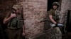 Ukrajinski vojnici, pripadnici 24. mehanizovane brigade, pripremaju granatu 120 mililematorskog minobacača za ispaljivanje ka ruskim položajima, na neotkrivenoj lokaciji u regionu Donjecka, Ukrajina, 4. juna 2024.
