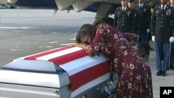Myeshia Johnson llora sobre el ataúd de su esposo en Miami, Florida, el 17 de octubre de 2017. El sargento LaDavid Johnson murió en una emboscada del Estado Islámico en Níger hace dos semanas.