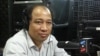 លោក​ គល់ បញ្ញា​ នាយក​ប្រតិបត្តិ​នៃ​អង្គការ​ឃ្លាំ​មើល​ការ​បោះឆ្នោត​ខុមហ្វ្រែល នៅក្នុង​បន្ទប់​ផ្សាយ​របស់​វីអូអេ​នៅ​រាជធានី​ភ្នំពេញ។