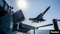 Un avión de la Armada de EE.UU. despega del portaaviones USS Carl Vinson en esta foto no fechada divulgada en 2014.