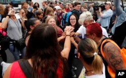 Estudiantes que sobrevivieron el tiroteo en la escuela Marjory Stoneman Douglas junto con sobrevivientes del tiroteo en el club Pulse se despiden con vìtores antes de abordar un autobús para asistir a una protesta contra las armas en el capitolio estatal en Tallahassee. Feb.20, 2018.