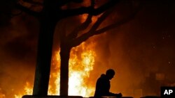 Una fogata hecha por manifestantes que protestan por una aparición programada por el editor de Breitbart News, Milo Yiannopoulos, en Sproul Plaza en la Universidad de California en el campus de Berkeley el miércoles, 1 de febrero de 2017.