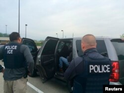ARCHIVO - Agentes de la unidad de Operaciones de Detención de la agencia de Inmigración y Aduanas de EE.UU. durante una operación contra delincuentes extranjeros y otros infractores de inmigración en Filadelfia. Fotografía publicada el 11 de mayo de 2016.