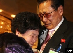 Lee Son-hyang (L) of South Korea and Lee Yoon Geun (R) of North Korea embrace during a reunion event for families divided by the two countries at the Diamond Mountain resort in North Korea, Feb. 20, 2014.