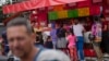Los precios en Venezuela están expresados en dólares y bolívares. La moneda oficial convive con el dólar ante la dolarización "de facto" que vive el país. 