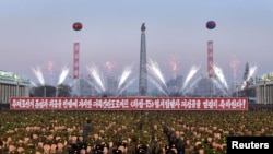 지난 1일 평양 김일성광장에서 화성-15 탄도미사일 발사 성공을 자축하는 축제가 벌어졌다.