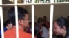 លោក នី ចរិយា អគ្គលេខាធិការ​រង​គណៈកម្មាធិការ​ជាតិ​រៀបចំ​ការ​បោះឆ្នោត កំពុង​អង្គុយ​ជាមួយ​គ្រួសារ​ក្នុង​បន្ទប់​រង់ចាំ​នៅ​តុលាការ​កំពូល​ នៅ​ថ្ងៃទី៣០ ខែវិច្ឆិកា ឆ្នាំ២០១៦។ (កាន់ វិច្ឆិកា/VOA)