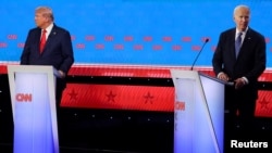 ARCHIVO: El candidato presidencial demócrata, el presidente estadounidense Joe Biden (izq.) y el candidato presidencial republicano y expresidente estadounidense, Donald Trump, durante su debate en Atlanta, Georgia, EEUU, el 27 de junio de 2024.