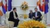 លោក ហ៊ុន សែន ជួប​ជាមួយ​នឹង​លោក George Edgar (ឆ្វេង) ដែល​ជា​ឯក​អគ្គរដ្ឋ​ទូត​សហភាព​អឺរ៉ុប​ដែល​ផុត​អាណត្តិ ភ្នំពេញ ថ្ងៃ​ទី​១៩ ខែសីហា ឆ្នាំ២០១៩៕ (រូបថត​ដកស្រង់​ពី​ទំព័រ​ហ្វេសប៊ុក​ផ្លូវការ​របស់​លោក ហ៊ុន សែន)