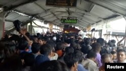 Yamutsin Fasinjoji Daidai Lokacin Da Turmutsi Ya Faru a Mumbai, India Satumba 29, 2017,