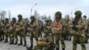 Російські парашутисти під час масштабних маневрів армії на південному сході Росії 22 квітня 2021 р.