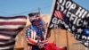 Gobernadores republicanos regresan a la frontera de Texas para mantener la presión sobre Biden sobre los cruces de migrantes
