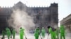 Un grupo de trabajadores desinfecta la plaza del Zócalo, en Ciudad de México, una de las ciudades más afectadas por la pandemia en la región.