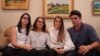 Denysse Vadell junto a sus tres hijos en su casa en Lake Charles, Louisiana [Foto: Alejandra Arredondo] 