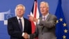 미셸 바르니에(오른쪽) '브렉시트(Brexit·영국의 유럽연합 탈퇴)'협상 유럽연합(EU) 측 수석대표와 데이비드 데이비스 영국 브렉시트부 장관이 17일 벨기에 브뤼셀 EU본부에서 만나 악수하고 있다. 
