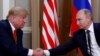 ARCHIVO - El presidente estadounidense Donald Trump y el presidente ruso Vladimir Putin se dan la mano mientras se reúnen en Helsinki, Finlandia, el 16 de julio de 2018.