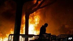 Las autoridades dijeron que un grupo más pequeño de manifestantes vestido de negro y sudaderas con capuchas, que aparecieron al caer la noche, fueron los que causaron el tumulto.