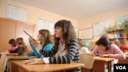 Sólo el 50 por ciento de los estudiantes hispanos llegan a graduarse de secundaria.