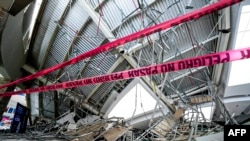 Esta fotografía difundida por el Gobierno Regional de La Libertad muestra los daños ocasionados por el derrumbe del techo de un centro comercial en Trujillo, Perú, el 22 de febrero de 2025.