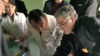 최근 방북한 '조선의 그리스도인 벗들(CFK)' 관계자가 북한 의료진에게 의료기구 사용법을 설명하고 있다. 사진 출처: CFK '2019 4월 소식지'.