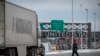 Un camión avanza para ingresar a los Estados Unidos en un cruce fronterizo en la frontera entre Canadá y Estados Unidos en Blackpool, Quebec, Canadá, el 2 de febrero de 2025.