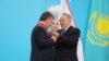 Ostonada Qozog'iston Prezidenti Nursulton Nazarboyev (o'ngda) O'zbekiston rahbari Shavkat Mirziyoyevga "Do'stlik" ordenini topshirmoqda.