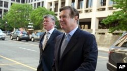 Paul Manafort, ex jefe de campaña del presidente Donald Trump, comparece ante una corte en Alexandria, Virginia, el martes, 31 de julio de 2018. 12 jurados y 4 alternos fueron elegidos poco antes del inicio de la audiencia.