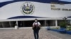  Menly Jazmin Cortez González, de 29 años, reportero gráfico, usa una máscara quirúrgica mientras posa fuera del salón azul de la Asamblea Legislativa en San Salvador el 24 de abril de 2020