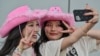แฟนเพลงของ 'เทย์เลอร์ สวิฟต์' หรือ "สวิฟตีส์" ในญี่ปุ่น ถ่ายรูปด้านหน้าโตเกียวโดม ก่อนคอนเสิร์ตทัวร์เอเชียของสวิฟต์จะเริ่มขึ้นที่กรุงโตเกียว วันที่ 7 ก.พ. 2024 (เอพี) 
