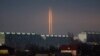 Tres cohetes rusos lanzados contra Ucrania desde la región rusa de Belgorod se ven al amanecer en Kharkiv, Ucrania, el jueves 9 de marzo de 2023. (AP Photo/Vadim Belikov)