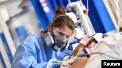 La nueva cepa fue inicialmente detectada en Europa. Ya mostraba diferencias al virus, era más infecciosa, más agresiva, avanzaba con más velocidad. 