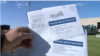 Los demócratas están usando más la opción de votar por correo que los republicanos.