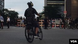 Agentes asignados temporalmente por más de una decena de departamentos policiales andan en bici patrullando la cuidad [Foto: Celia Mendoza, VOA].