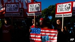 Decenas de manifestantes protestan contra la investidura presidencial de Donald Trump frente a la Embajada de EE.UU. en Buenos Aires.