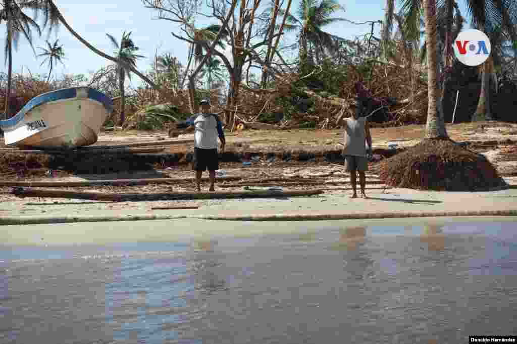 Para que personas con ayuda humanitaria puedan llegar a la comunidad ind&#237;gena de Wawa Bar, deben pasar al menos dos r&#237;os crecidos por medio de peque&#241;as lanchas. Foto: Donaldo Hern&#225;ndez/VOA.