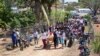 Hombres cargan el ataud con los restos de uno de los mineros que murieron tras un derrumbe en una mina ilegal de oro en el sur de Venezuela. 