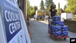 Volonteri donose vodu u Portlandu u Oregonu (Foto: AP /Gillian Flaccus)