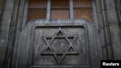 La estrella de David en la fachada de una sinagoga en París, Francia, el 10 de diciembre del 2018