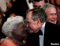 Ex presidente George. H.W. Bush sonríe a su esposa Barbara durante un evento en el Kennedy Center.