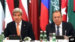 E secretario de Estado de EE.UU., John Kerry (izquierda) y el canciller ruso Sergey Lavrov durante reunion sober Siria en Viena, el sábado, 14 de noviembre de 2015.