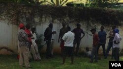 Vamwe vevechidiki veMDC Alliance vakachengetedza mahofisi eMDC kuChinhoyi