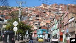 Un hombre con tapabocas camina en Ciudad Bolívar, un vecindario con gran número de contagios de coronavirus en Bogotá, Colombia. Julio 13, 2020.