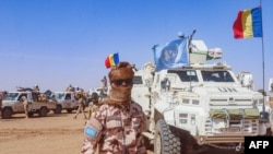 Seorang tentara Chad yang berdinas untuk Misi PBB di Mali (MINUSMA), berdiri di depan kendaraan misi di keluar Kota Gao, di Mali, 25 Oktober 2023. (Foto: MINUSMA/AFP)