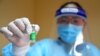Medicinski radnik pokazuje bočicu vakcine AstraZeneca protiv Covid-19 koronavirusa u bolnici u Phnom Penhu 22. marta 2021. godine.
