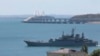 Vista del puente que une a la península de Crimea con el territorio continental de Rusia y un barco ruso navegando por el mar Negro el 17 de julio de 2023.